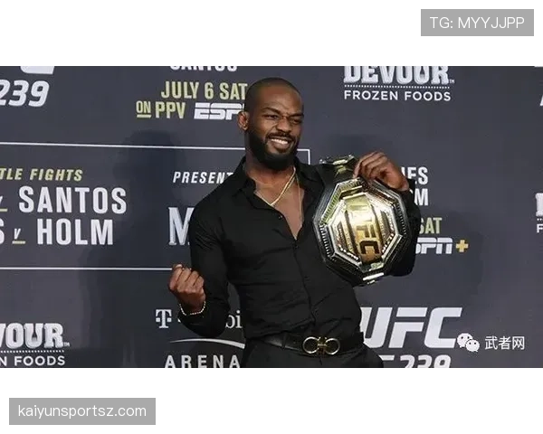 乔恩·琼斯出门那只包估摸着比我半年房租还贵，冠军的日常也太像明星生活了