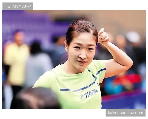 刘诗雯训练间隙偷吃零食，和赛场上那个铁血姑娘判若两人！