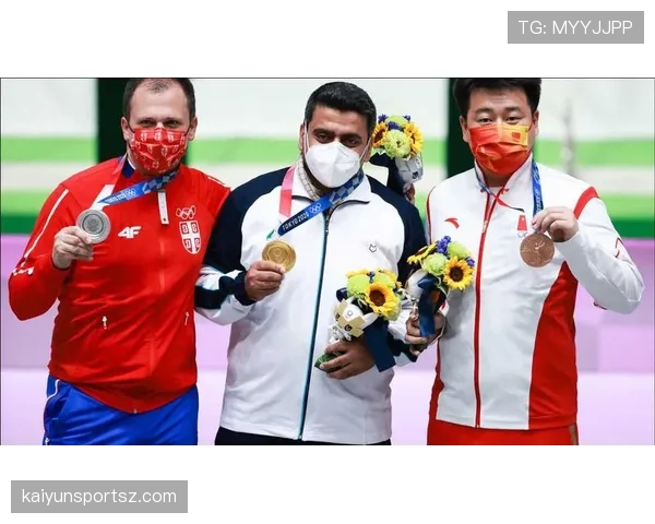 庞伟训练完顺手把蛋白粉当糖吃了？这自律程度真不是一般人扛得住的