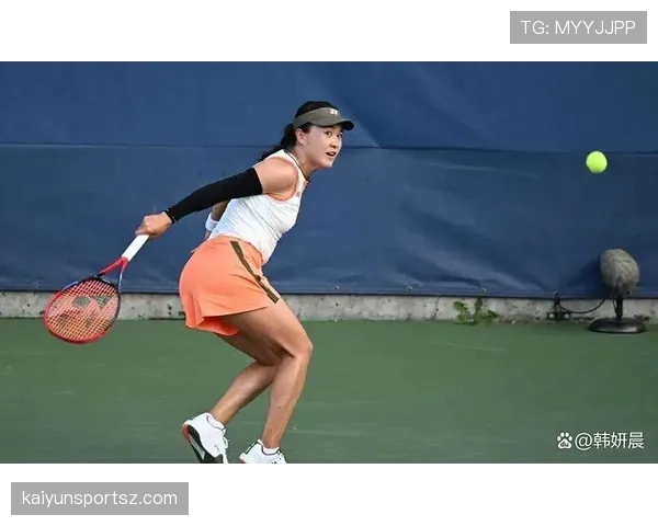 朱琳球场像邻居家练球，赛后街拍像刚从时装周溜出来